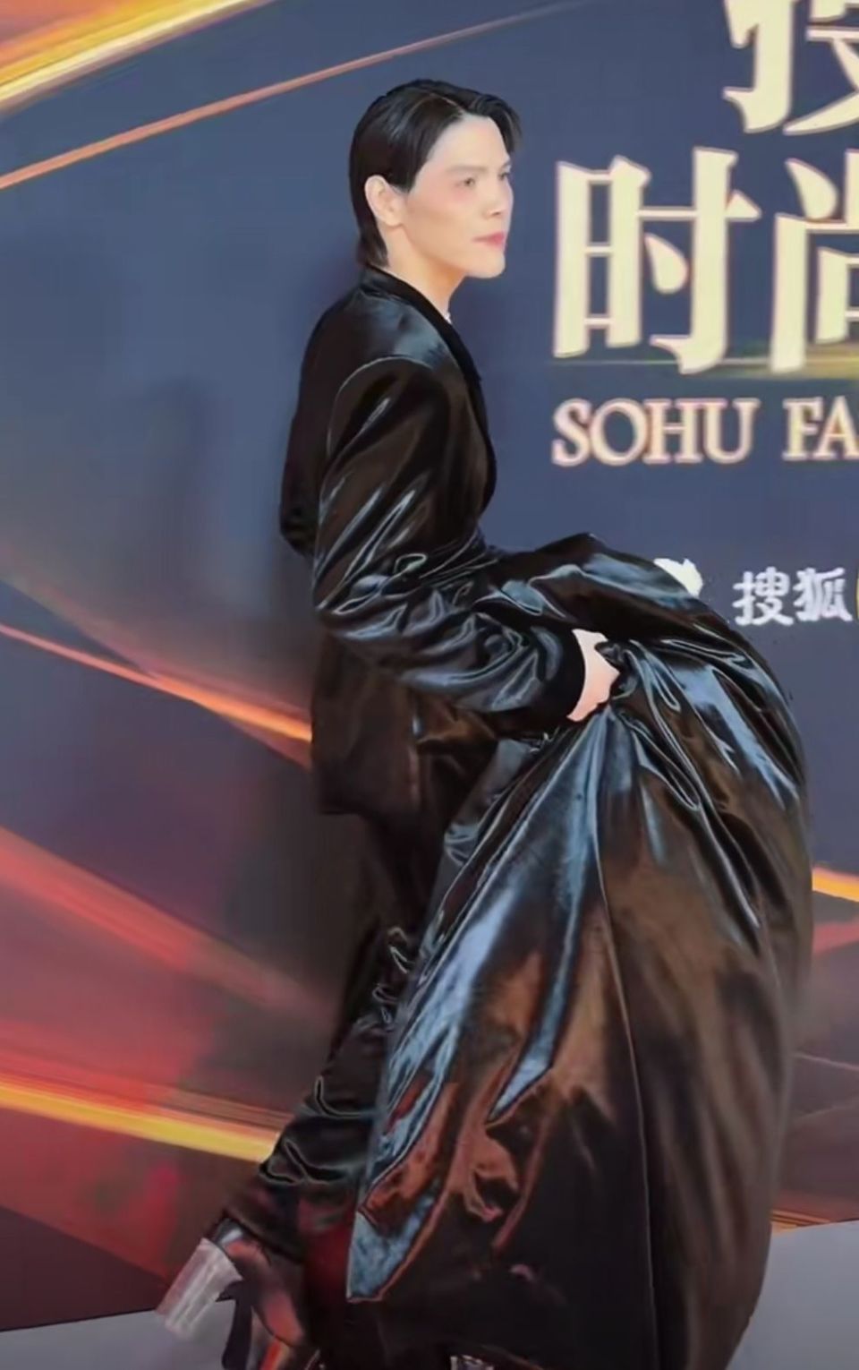 搜狐时尚盛典：黄圣依嫩如少女，彭小苒艳而不俗，孔雪儿美到爆