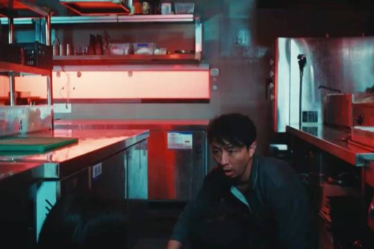 男子卖女友致其疯癫，男友暴怒反击