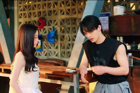 姜暮从袋子里拿姨妈巾时，不料发现套套！ 何与 虞书欣