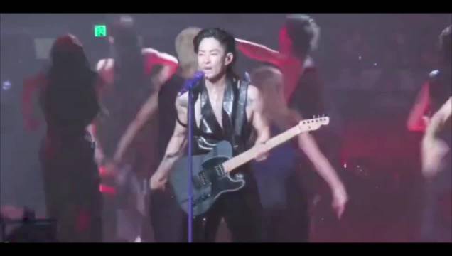 吴建豪演唱会背肌如小山丘，手臂线条凌厉引粉丝惊叹