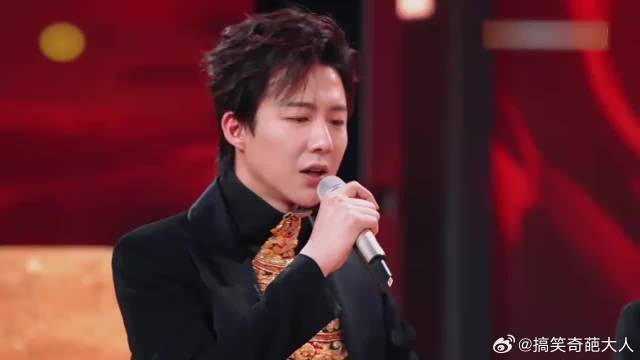 少侠好身手！檀健次现场展示舞剑，帅我一脸