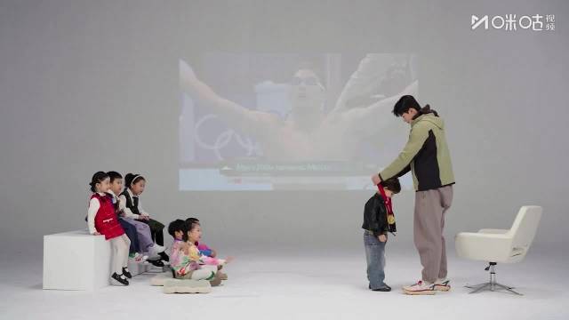 汪顺与小朋友分享东奥夺冠全运会金牌经历