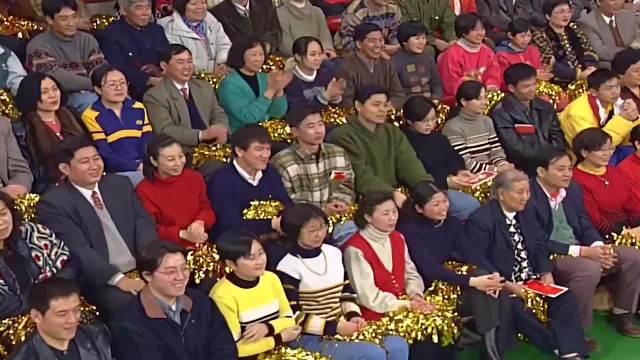 赵本山想拍范伟马屁，结果却拍到马蹄子上，观众笑翻了丨春晚