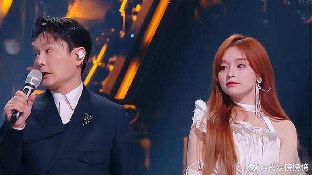 张信哲不愧老大哥，眼看黄霄云被评委欺负，当场怒怼