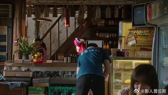 阿遥当服务员帮忙，短T戴遮阳帽，少年感贼拉帅！