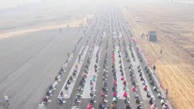 印度国民警卫队岗位8000人抢187个岗位印度招聘考生在机场跑道席地而坐笔试