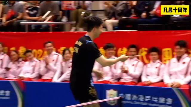 港澳行贾一凡接过马龙的拍子和陈梦打起乒乓球