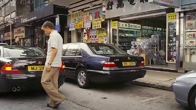 “这么一点够谁吃啊，再拿一罐，一人一罐！”