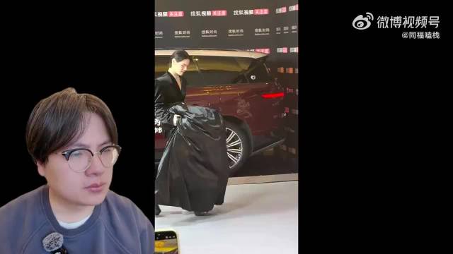 博主吐槽向佐红毯造型引热议