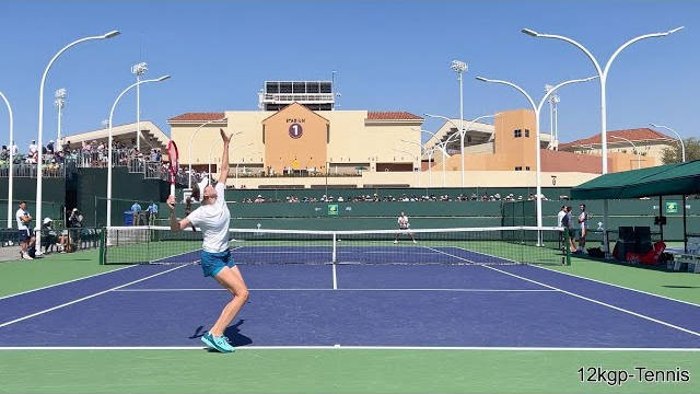 郑钦文1月13日与莱巴金娜进行澳网前表演赛