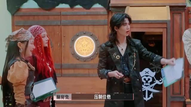 周柯宇好“奶萌”啊！站起来硬气怼白宇的样子，直接萌化宇叔