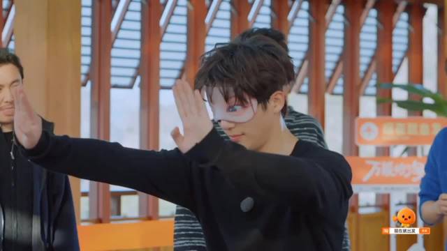 范丞丞打王安宇屁股被秒猜出！安宇还说纯靠手感 左膀子到底什么抬出来！