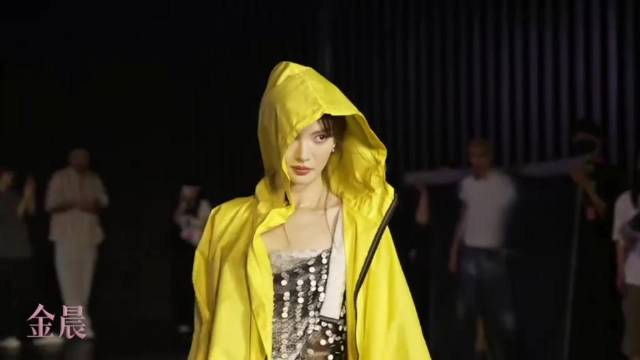 刚说完金晨穿的保守，下秒外套一脱，浑身只有一层纱！丨时尚