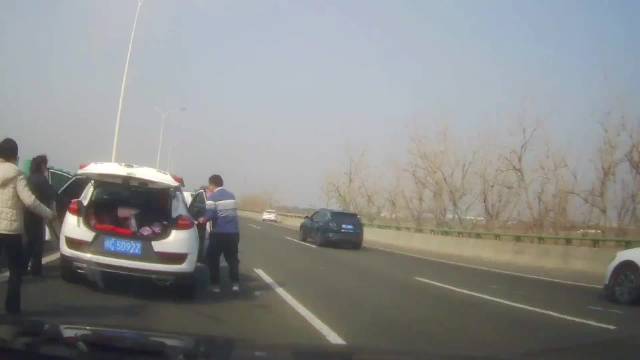 高速追尾事故后快车道滞留险象环生