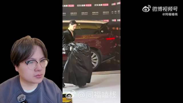 博主犀利点评向佐走秀造型引热议