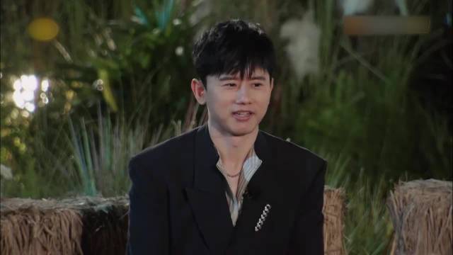 神仙友谊！成龙生命垂危，谭咏麟在病房外为他唱歌！