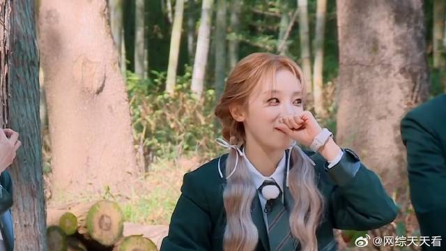 宋雨琦扔飞盘太准了 击倒全部靶子，张真源瞬间就慌了！