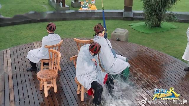 李晨胡彦斌蔡徐坤 三人蒙眼躲水球太刺激，差点让人笑崩溃！