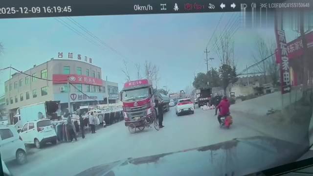 三轮车横拦大货车致堵车，路人挺身化解危机