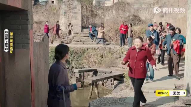 锤娜丽莎媒婆造型亮相演员请就位，大红袄扭腰说媒神还原