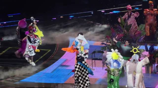 周渝民跨年舞台反差萌，欢乐互动引爆全场