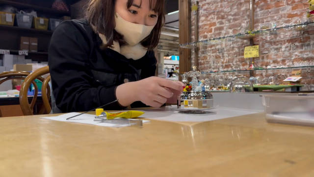 在妈妈的镜头中，专心做迪士尼公主八音盒手工的伊藤美诚