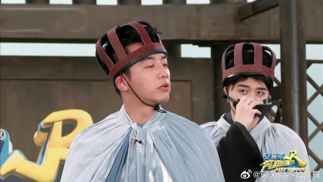 蒙眼躲水球，郑恺成最大倒霉蛋 全场都是白鹿的笑声哈哈哈太好笑