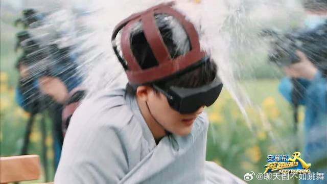 笑喷饭！别人都是躲水球只有周深在找球，下秒一滴不浪费全浇头上