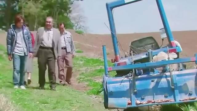 拖拉机燃料太贵了，撒泡尿直接开起来，小伙喝的水尿的是油