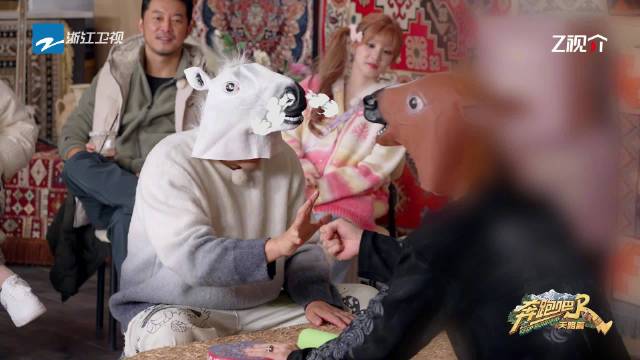 李晨蒙眼游戏误伤自己，气锤攻击范丞丞用力过猛