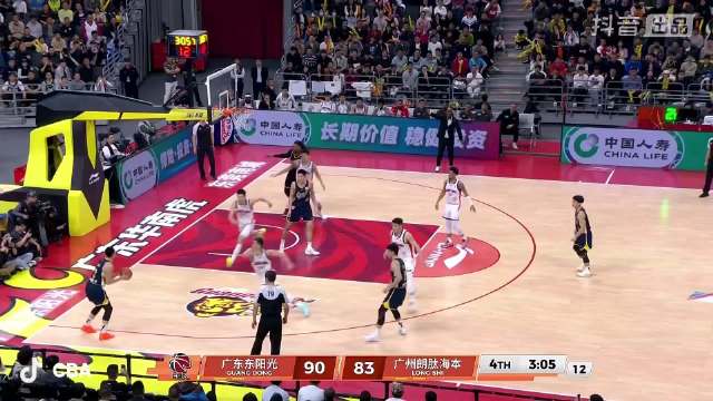 胡明轩命中了自己本场比赛第二个三分球，长舒一口气啊！