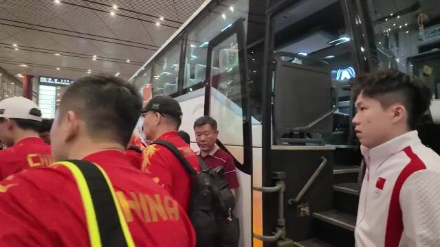 新视角国乒出发巴黎奥运会的那一天，同事队友为他们保驾护航的一幕