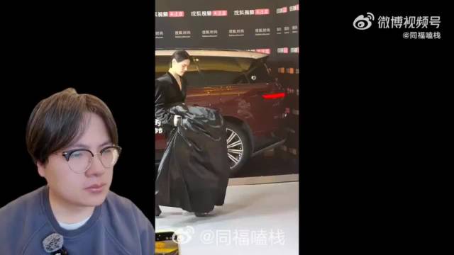 博主吐槽向佐红毯造型,脚塞高跟鞋引热议