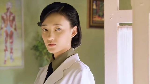 男人假装不舒服来到医务室，设计支开女医生拿所需的药品