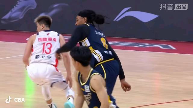 萨林杰生断郭艾伦，广东男篮对阵龙狮男篮
