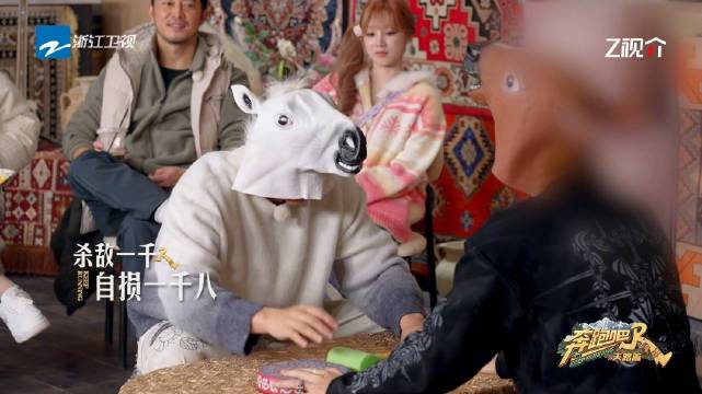 李晨蒙眼游戏误伤自己，范丞丞同组遭气锤猛攻