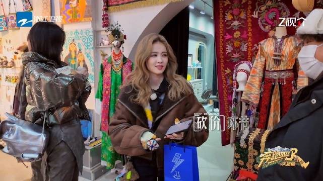 白鹿撒娇砍价成功，郑恺范丞丞沈羽洁喀什古城购物