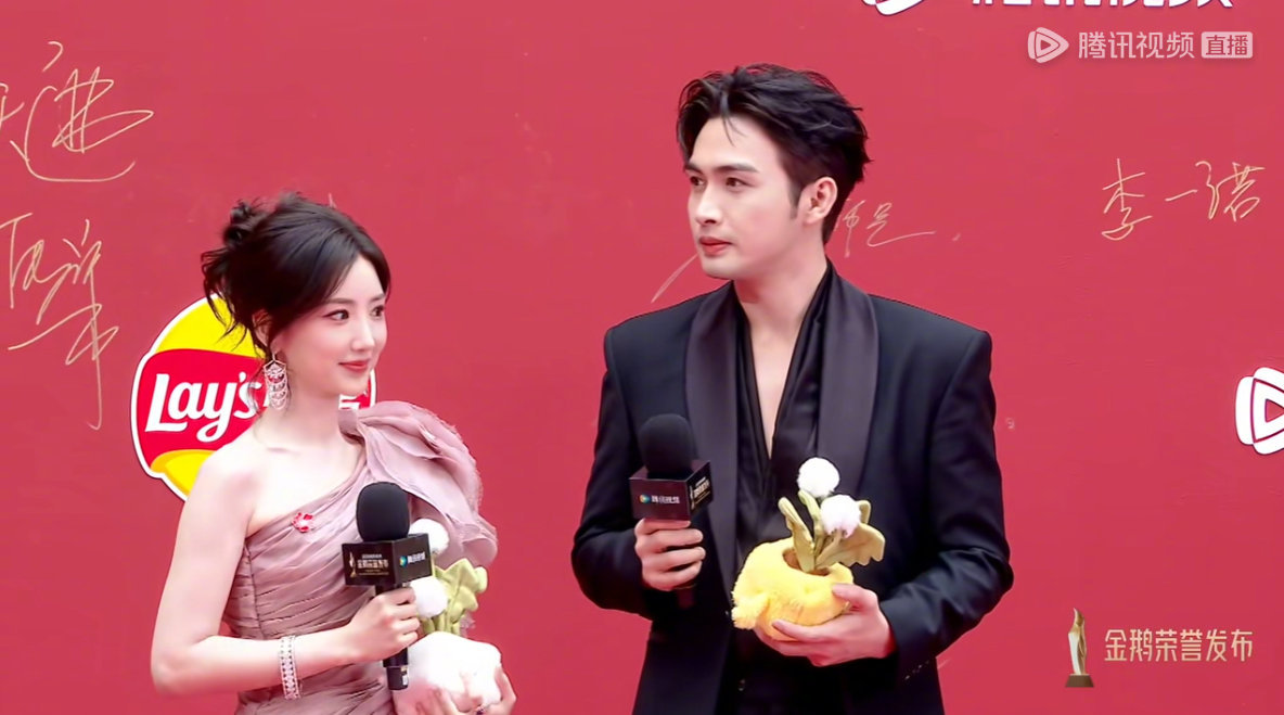 张彬彬毛晓彤余生有涯剧组亮相全程 男帅女美