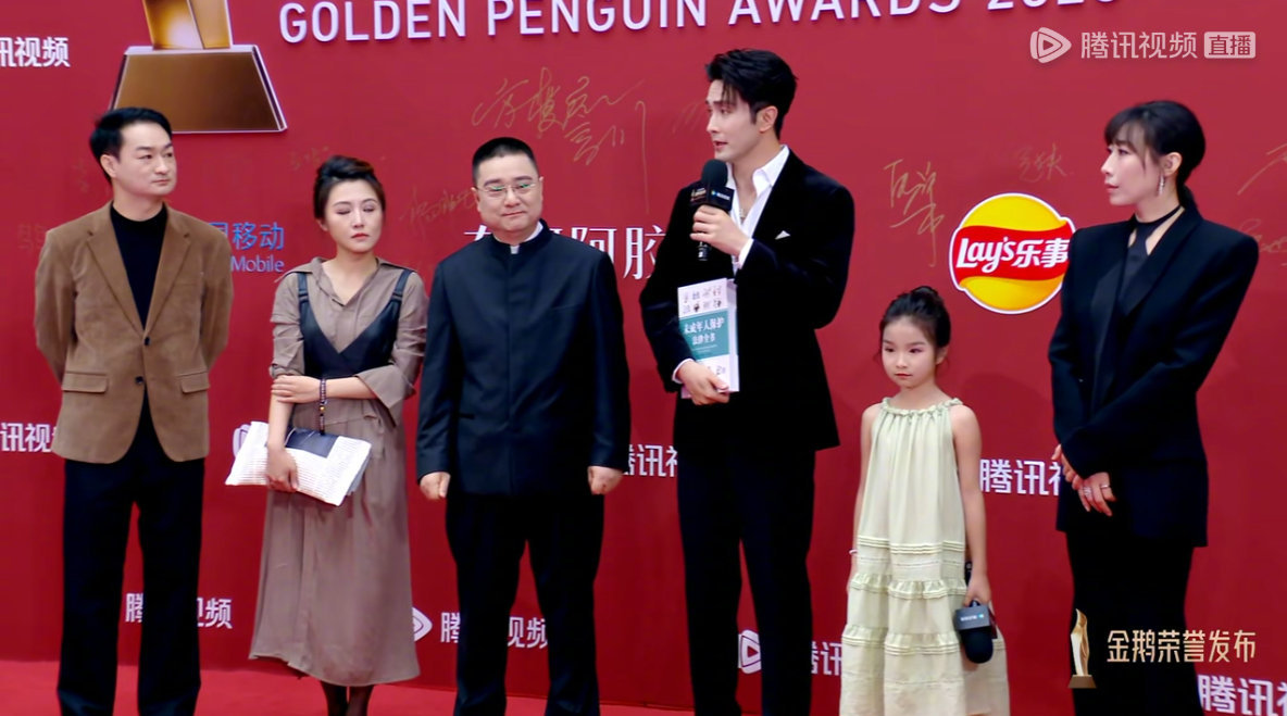 任素汐高伟光无尽的尽头剧组亮相全程 好高好帅