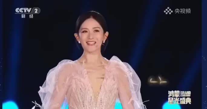 谢娜回应主持鸿蒙星光盛典：今晚主持的手卡很帅