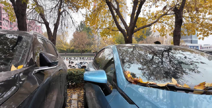 华为乾崑智行展示遥控泊车技术，解决狭窄车位难题