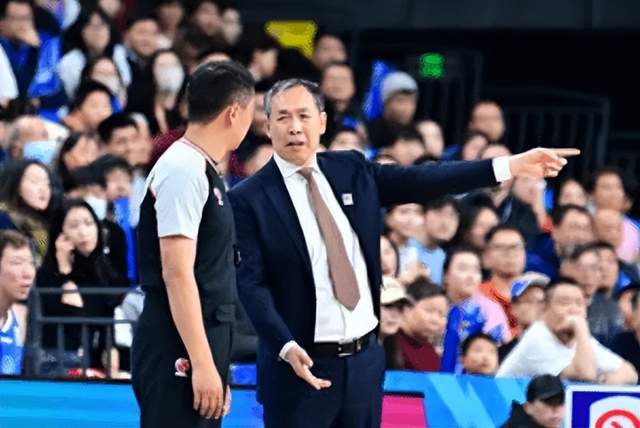 北京首钢大胜深圳却暴露松懈隐忧，三连客与曾凡博归来将如何考验球队稳定性？