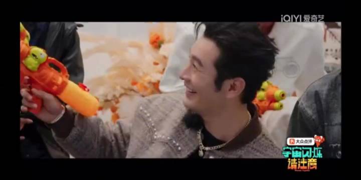 刘耀文坐镇老板椅指挥团队赶走黄子韬