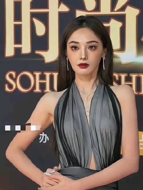 彭小苒学霸背景出众却因浓颜难成顶流，老公解析甜妹当道现象