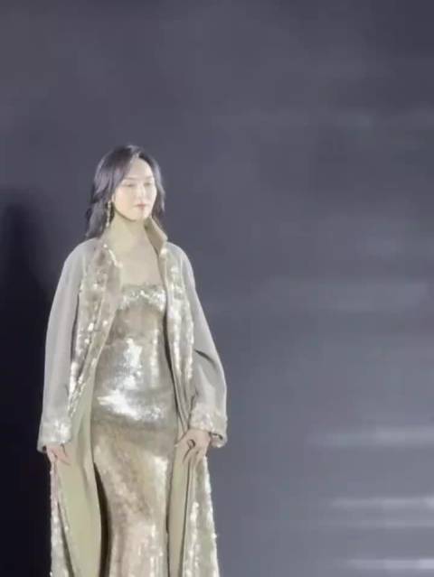 一生要强的中国女人，她的长相气质真的很御姐，只不过感觉她内心是个甜妹