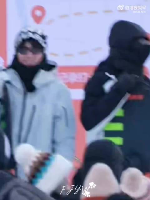 刘耀文现身哈尔滨滑雪场帅气路透曝光