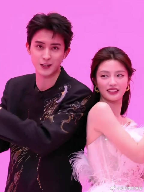 好特别的出场方式，敖瑞鹏徐若晗太逗，门一开全场沸腾