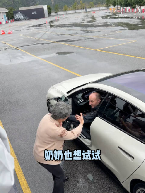 银发奶奶生疏操作起步迟疑，教练提醒下完成漂移