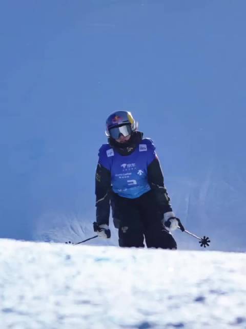 谷爱凌空中技巧赛场展现王者风范