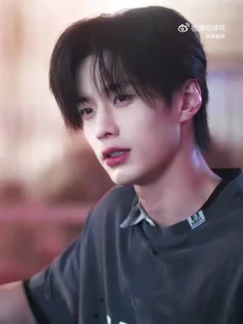 网友发现《双轨》演员何与系早年擦肩阳光小哥